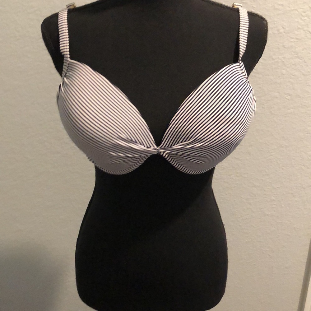 Woman’s xhileration bathing suit bra top. Navy/ white, D/DD. Very good condition